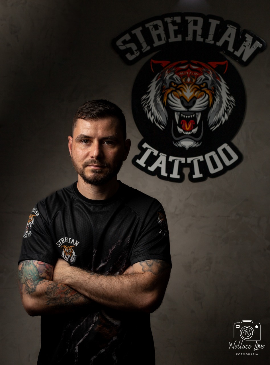 Luiz Henrique, tatuador do estúdio Siberian Tattoo