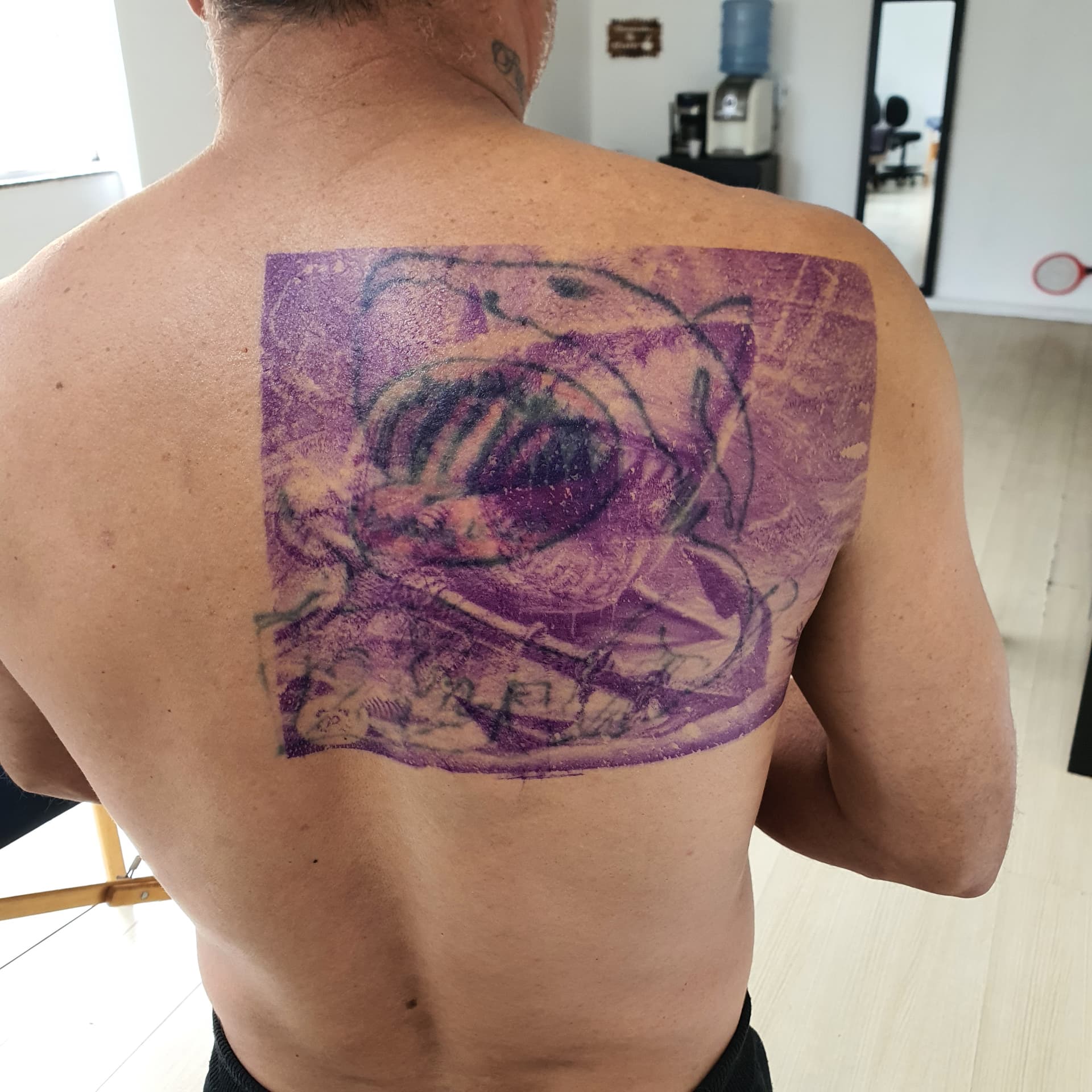 Tatuagem antiga antes da cobertura — Tubarão e naufrágio