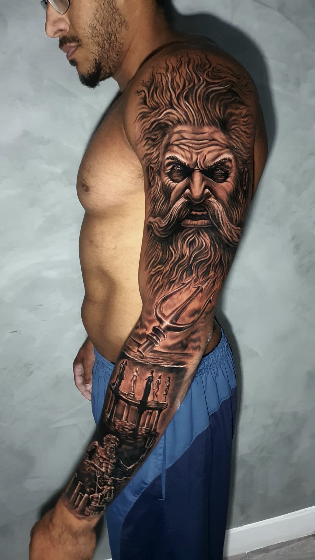 Poseidon — Realismo preto e cinza no braço, por Luiz Henrique
