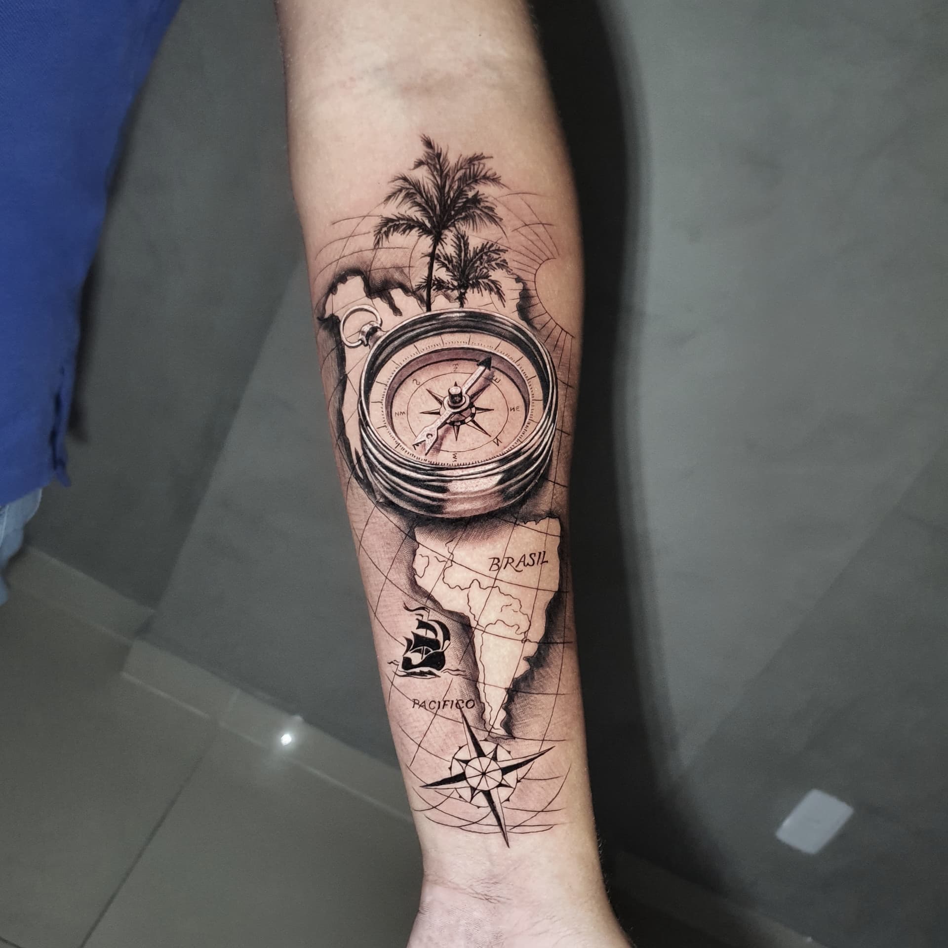 Bússola e Mapa — Realismo fine line no antebraço, por Luiz Henrique