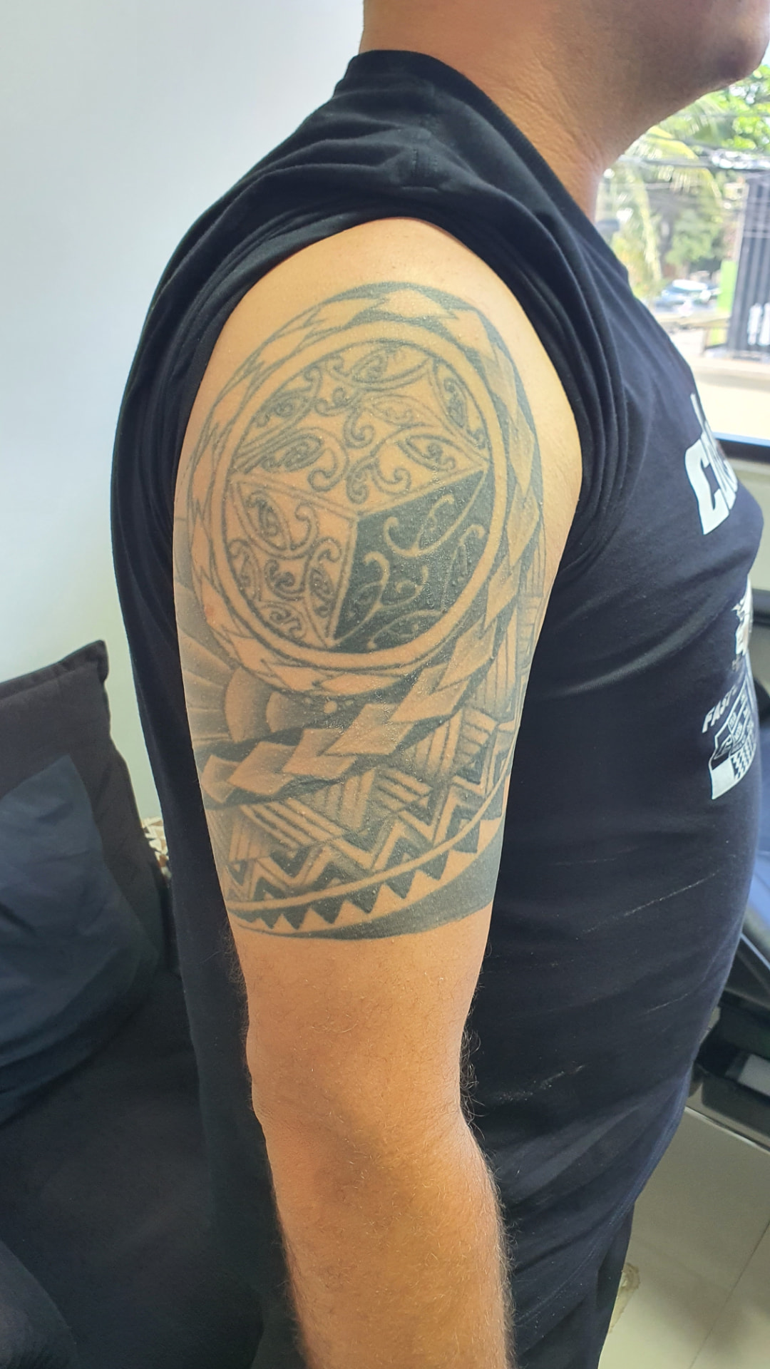 Tatuagem antiga antes da cobertura — Gladiador e leão