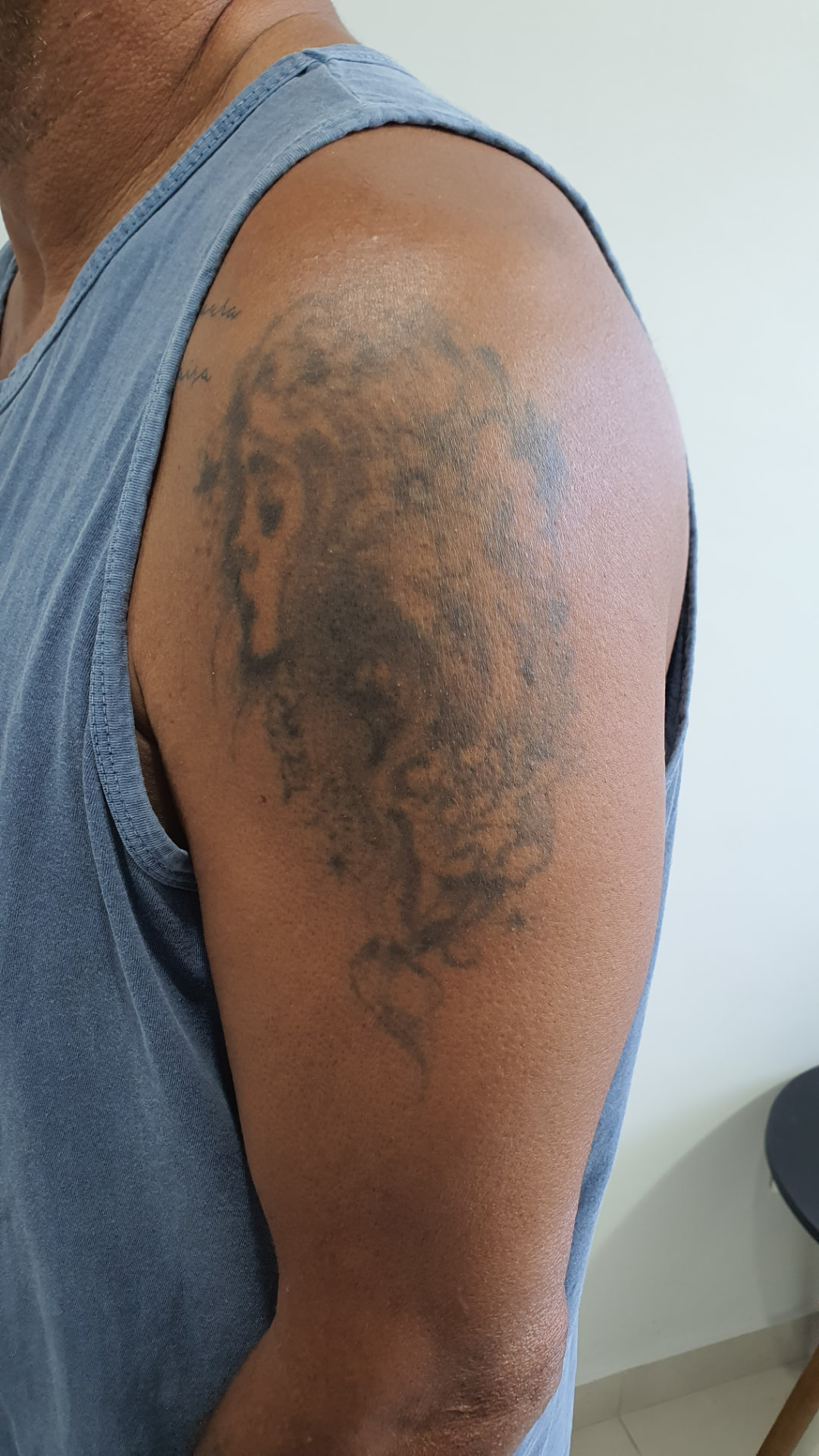 Tatuagem antiga antes da cobertura — Cristo e o cordeiro