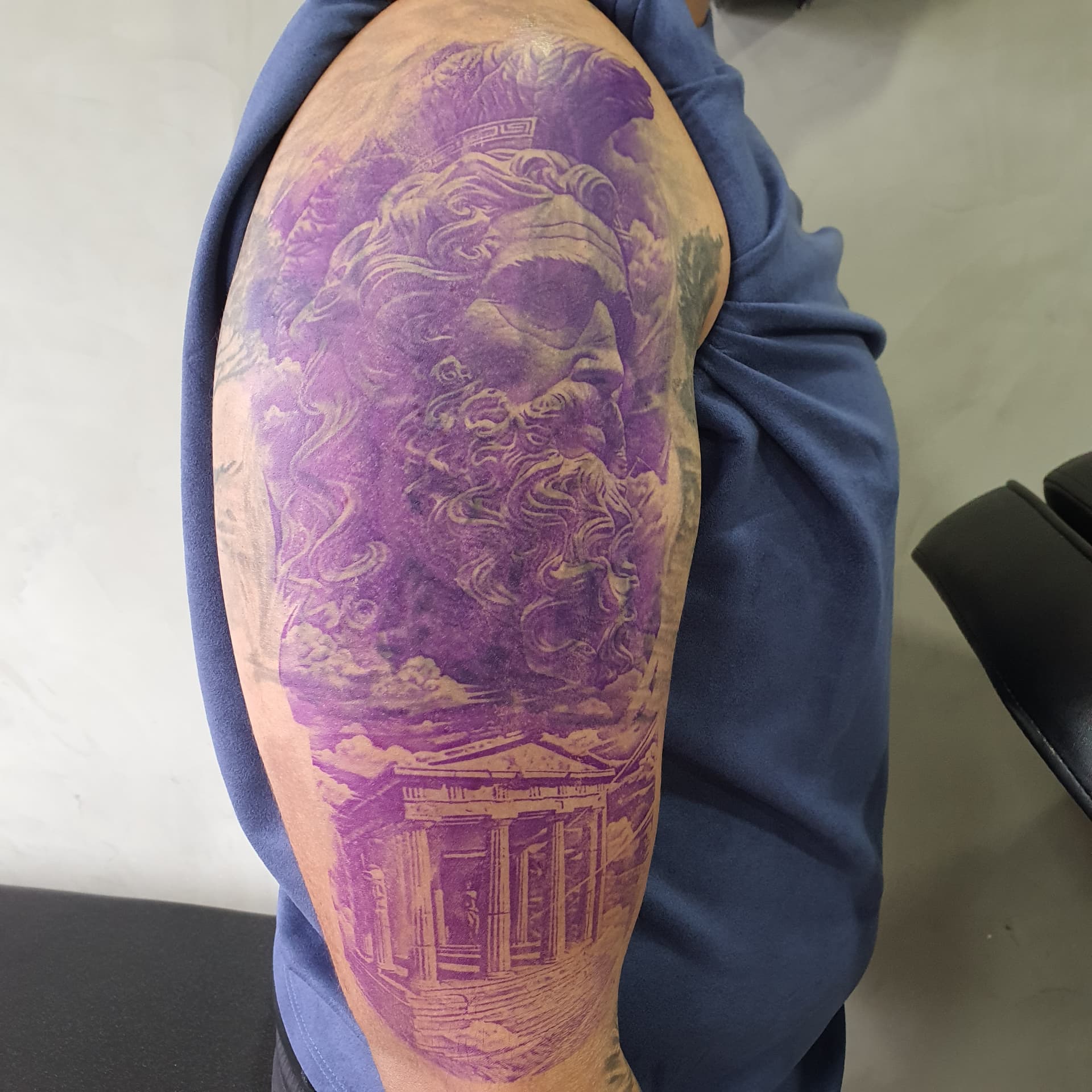 Tatuagem antiga antes da cobertura — Zeus e o templo