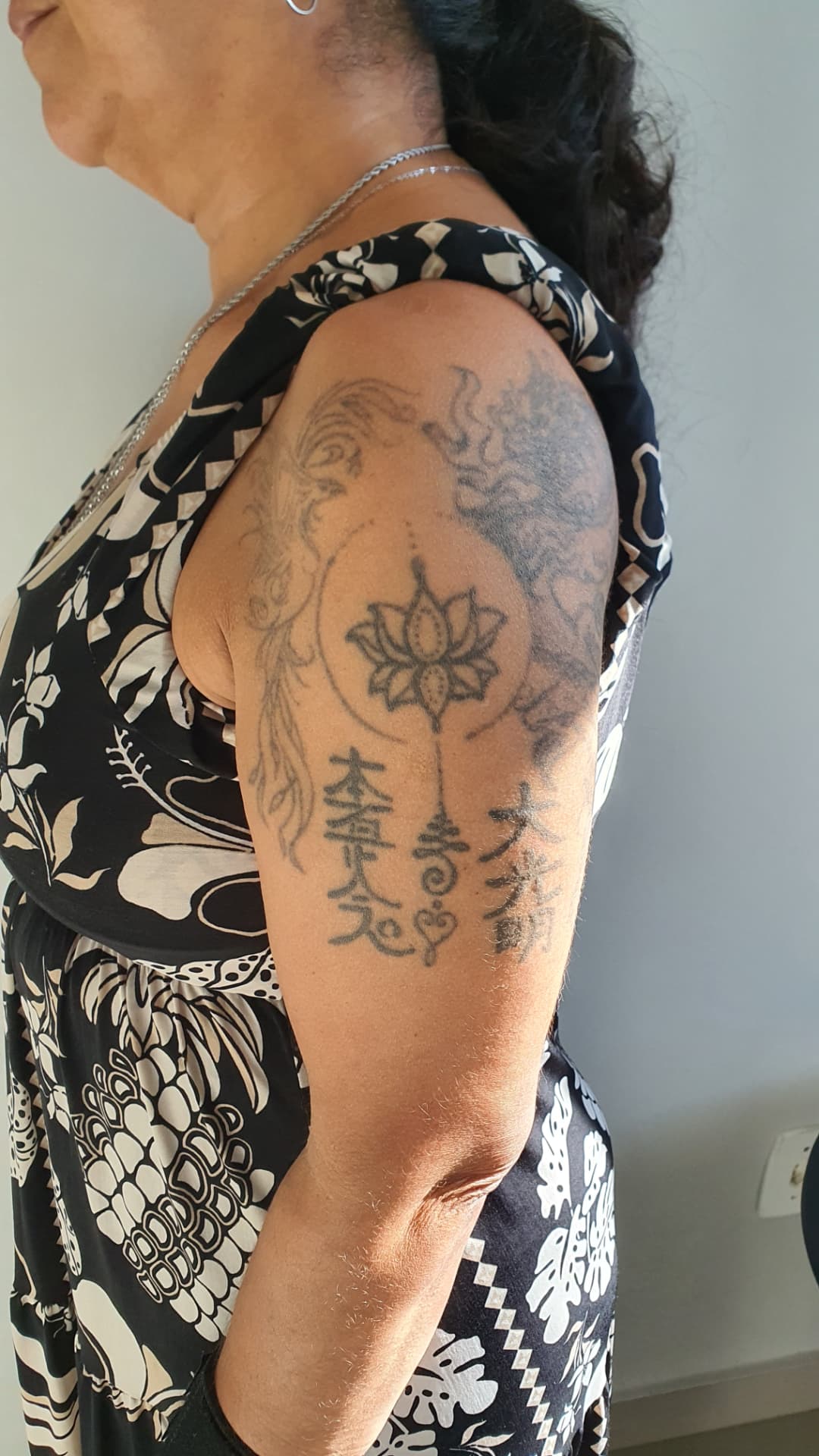 Tatuagem antiga antes da cobertura — Coruja e onça