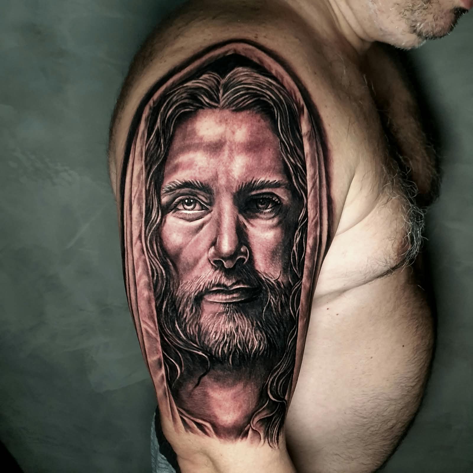 Retrato realista preto e cinza tatuado no braço por Luiz Henrique