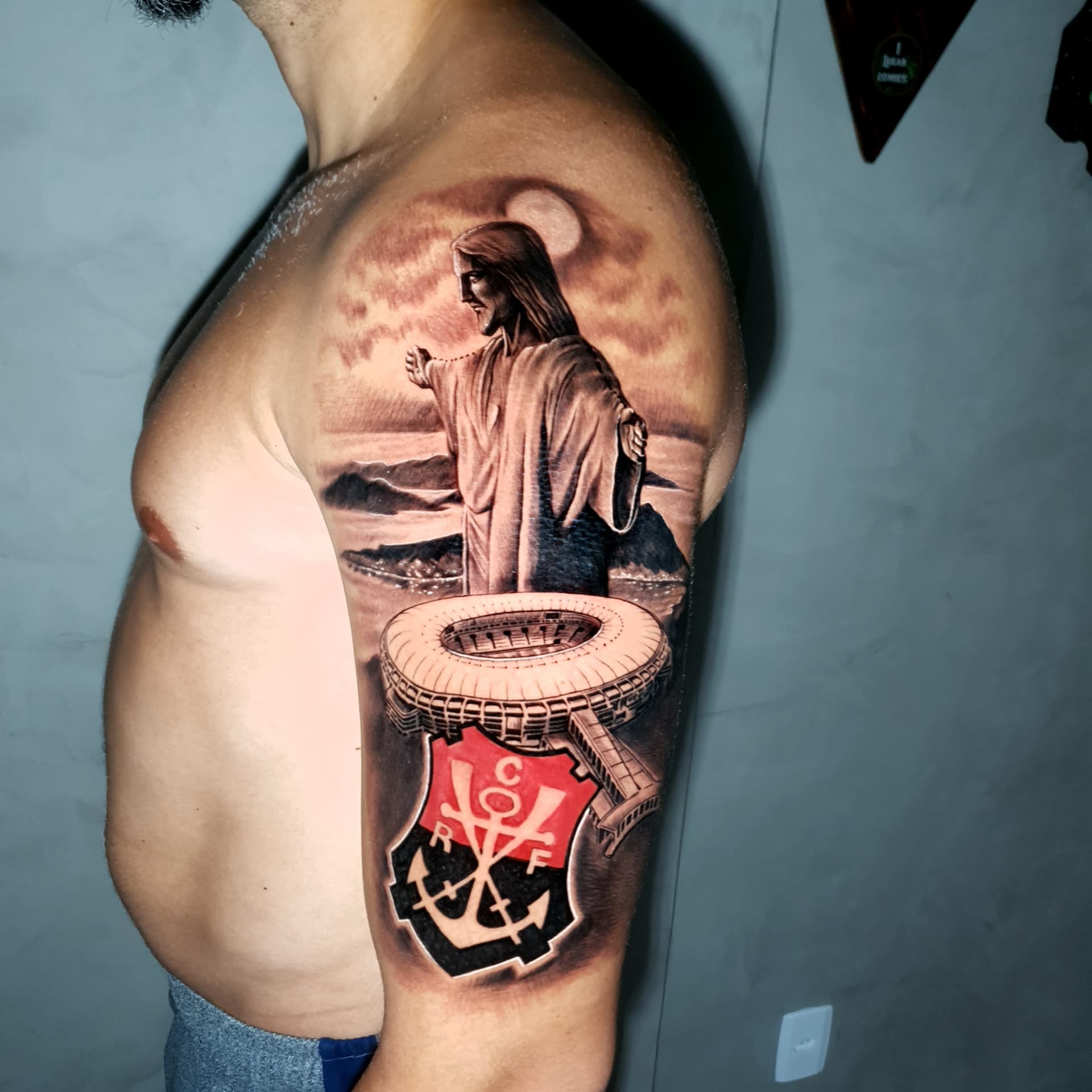 Cristo Redentor — Realismo com cor pontual no braço, por Luiz Henrique