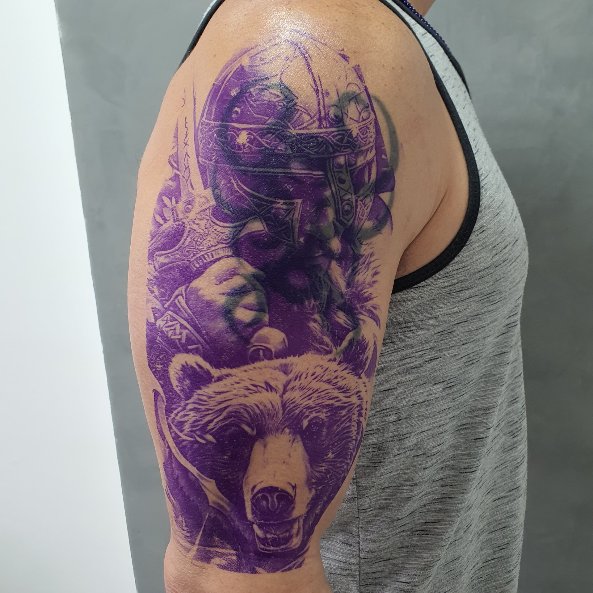 Tatuagem antiga antes da cobertura — Viking e urso